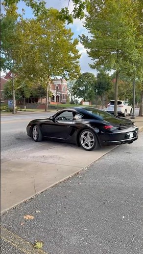 Loud Porsche Cayman S accelerating (987.2)
