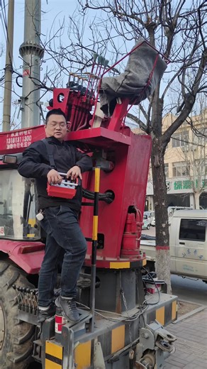 Crane trucks, crane remote controls, construction machinery, special equipment, construction vehicles, building machinery.#CraneOperator #CraneLife #HeavyEquipment #RemoteControl #BoomTruck #Construction #viral