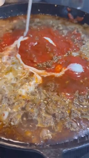 17 reactions | This one pan lasagna hamburger helper makes an easy weeknight dinner! Recipe 1 lb ground beef 1 chopped onion 1⧸2 tsp e | Munchies | Facebook