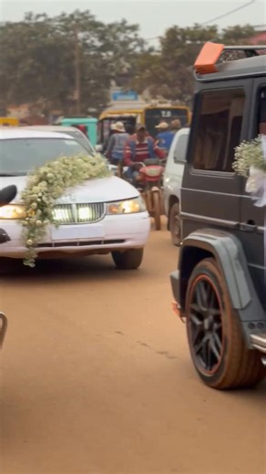 #Butembo, tout travail mérite sa bière La modestie est une valeur très importante chez plusieurs tribus de l’Est de la RDC. Chez les #Nande, par exemple, il y a une règle d’or : ne pas gaspiller et ne pas « jouer avec l’argent ». Cette façon de gérer l’argent a donné le surnom à certains : « #bandande_bakangaa », les millionnaires au pantalon troué. Cela montre la culture de l’épargne, la discipline financière et le sens des responsabilités, gages de prospérité pour un commerçant Bien sûr, il y 