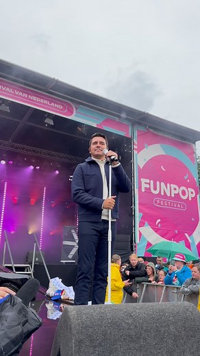 Jan Smit op Funpop – onze favoriet! In de regen zong hij ‘Laura’, en werkelijk iedereen zong mee. 💜 Wat een moment, wat een sfeer, wat een publiek! Jan Smit, bedankt voor deze prachtige herinnering – regen of niet, dit was puur genieten! 🙌 #FunpopFestival #JanSmit #Laura #ZingenInDeRegen #OnzeFavoriet #SamenVierJeMeer #FestivalMetEenHart | Funpop