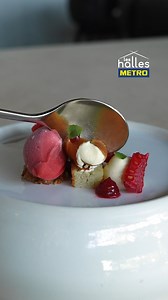 UN DESSERT CRAQUANT 🍓😋 Sorbet aux fruits rouges, croustillant et saveurs aux couleurs de la passion. Et si on ajoutait un peu de fraicheur à la carte ? 🍓🍨 Pour la saison estivale, on utilise des fruits de saison pour réaliser un dessert aussi doux que gourmand comme la réalisation du chef Guillaume Veyssiere, aux Source Fontbelles à Angouleme. 👀 🤔Et vous, quoi de prévu à la carte ? Retrouvez le chef Guillaume Veyssiere dans notre MAG 15h30 juste-ici 👉 https://bit.ly/Mag15H30-Ete2024 | MET