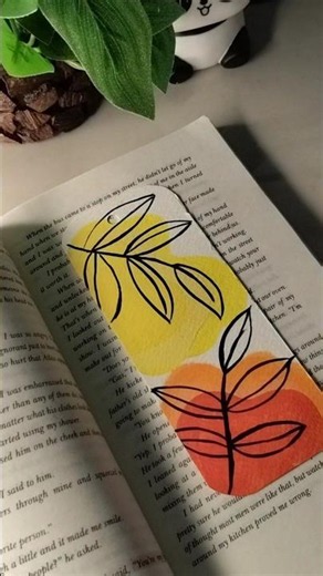 🍂 DIY Autumn Leaf Bookmark 🍁 | Easy & Aesthetic#ytviral#ytshortsindia#explorepage #painting#bookmark