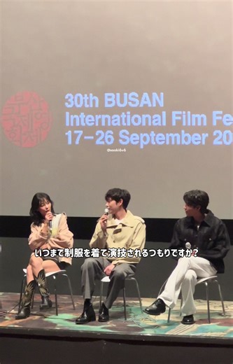 高校の制服を着る努力と友情のサポート