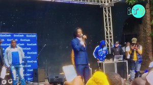 Tocky Vibes remains on point when it comes to live shows.The chanter left music fans yearning for more at the recently held Eco Cash Usd Draw in Harare.The crowd was left clamoring for an encore 🔥 Hande Toki! Vid Credit : ITV ZW YouTube | SilMun Arts Directory