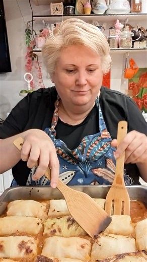 LIHTSAD KAPSARULLID TOMATIKASTMES Vaja läheb: soovitav kogus külmutatud kapsarulle meelepärast tomatikastet või köögiviljapüreed (püree võid asendada värskete köögiviljadega) hakitud küüslauku nats soola, pipart, cuminit majoneesi Sulata kapsarullid. Pane ahi sooja 200 kraadi pöörõhuga režiim. Võta ahjuplaat, lisa sinna meelepärane kaste, proovi. Vajadusel maitsesta soola, pipra ja cuminiga, lisa ka küüslauk. Laota peale kapsarullid. Pane 30 minutiks ahju. Kui nad on juba nats pruunikad pealt, v