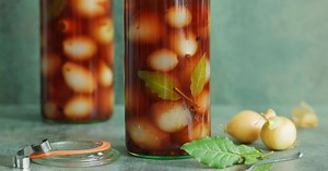 Petits oignons au vinaigre avec coriandre