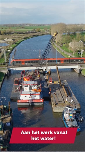 ProRail on Instagram: "Aan het werk vanaf het water! 💧 Want ja – ook dat hoort bij spooronderhoud. Samen met aannemer @vandenheriksliedrecht vervangt ProRail de remmingwerken bij de spoorbrug in Arkel. Dat is de constructie in het water die schepen geleidt en eventuele aanvaringen opvangt en de brug zo beschermt tegen schade. En ja! De treinen kunnen gewoon blijven rijden. Laat je ons weten wat je van de video vindt? #arkel"
