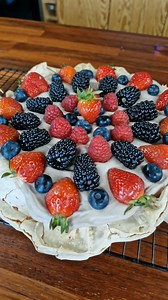 pyszna i lekka jak chmurka beza Pavlova poleca się do konsumpcji z kremem z mascarpone i Waszymi ulubionymi owocami;-) smacznego! #beza #bezapavlova #kuchniawłoska #pomysłnadeser #przepis #deser #prostyprzepis #ciasto | Włoska Akademia Kulinarna
