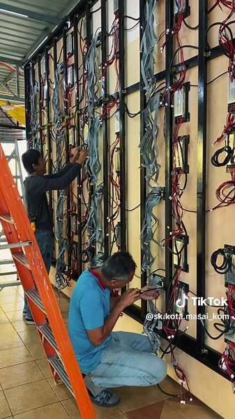 PROSES PEMASANGAN “LED BOARD” BAHARU UNTUK SEKOLAH. 🏫👩🏻‍🏫 Antara langkah utama sekolah ke arah transformasi pembelajaran digital, demi pengalaman pembelajaran yang lebih interaktif dan menarik untuk murid-murid.