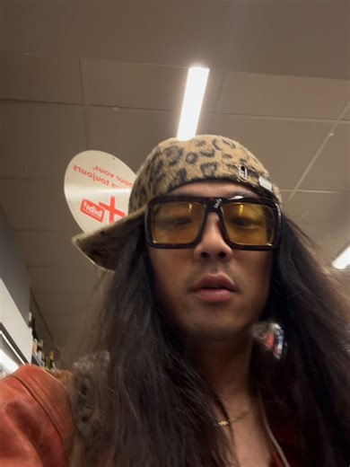 𝐜𝐨𝐦𝐦𝐚 on Instagram: "hannah montana se déchaîne avec un rouge bandana."