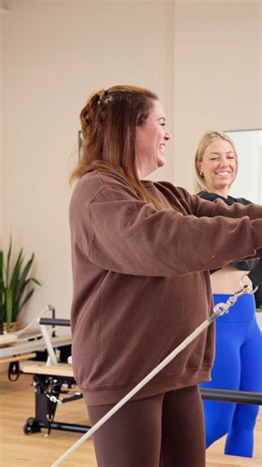 "Je viens deux trois fois semaine, je me sens plus forte, je me sens rajeunie. Moi je dirais, ça a sauvé ma vie parce que je suis plus heureuse."– Valérie✨ Valérie cherchait un endroit pour retrouver son équilibre. Elle a trouvé bien plus que ça chez Flow. Quelques mois plus tard, elle se sent transformée, pleine d’énergie et de confiance. Peu importe où vous en êtes, on vous accompagne 🩷 #pilates #pilatesstudio #reformer #merrithew #lovepilates #pilatesgirlie #pilatesinstructor #pilatesworkout