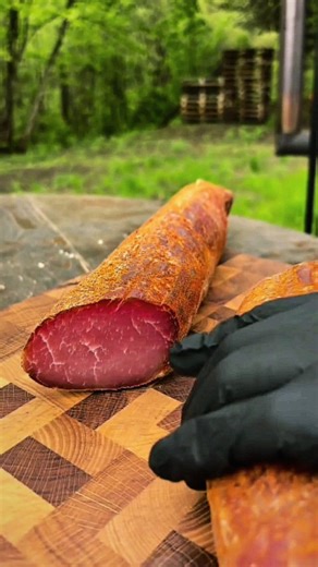 Granja Don Umberto on Instagram: "La mejor receta para adelantarme en el mundo de los chacinado, salados, curados y madurados Aprovechamos un curso integral de chacinados y conservas, q estamos dictando , para dejarles muy buenos videos paso a paso de todas las recetas Hoy lomo o carre de cerdo salado y curado Vamos a usar una caña de lomo como Parte fina del carre o lomo pesa unos 3 kg completa Frotamos con 20 gramos de sal 5g de azucar 2g de sal de cura Todo por kilo Dejamos exudar los jugos d