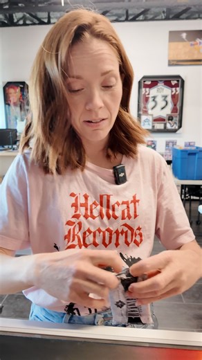 35K views · 121 reactions | Une fois de plus je force Catherine Bérubé à venir choisir et ouvrir une boîte pour moi! Est-ce qu'elle va me sortir une autre Lane Hutson dans une boite de Ultimate 2024-2025?| ❤ | Collect-Edition | Facebook