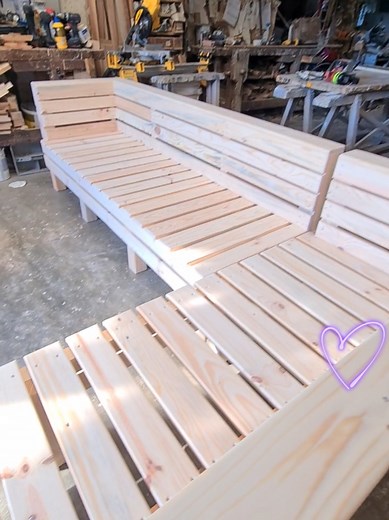 Canapés en palettes pour salon de jardin proche piscine