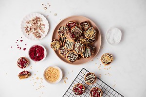 146K views · 945 reactions | Giant pods get a BIG yes from us  Would you #TryTheTrend? These indulgent delights feature a gooey caramel centre, a chocolatey top, and a cookie base – the ultimate 'treat yourself' snack  #GoBigOrGoHome  Add all the ingredients to your cart in one click on our website: www.newworld.co.nz/recipes/desserts/giant-pods | New World | Facebook