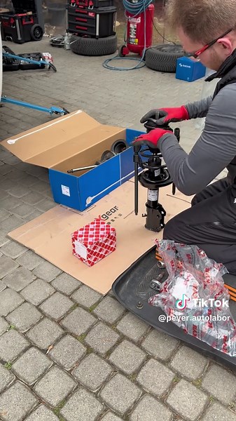 Opel Astra K 1.4 T – Első futómű felújítás 🔧 🦾 Ebben a videóban megmutatom, hogyan cseréltem lengéscsillapítót, toronycsapágyat, porvédőt és felütközőt. ⚠️ Diagnosztika: A videó elején látható a különbség a régi és az új alkatrészek között. Bár a régi gátló még nem volt teljesen