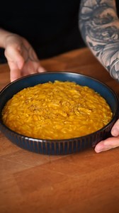 I risoni ormai fanno parte dei miei formati di pasta preferiti e questa versione autunnale super cremosa alla zucca ti farà innamorare🎃🍁🍂💘 Ingredienti per 3-4 porzioni: ✨500 g di polpa di zucca delica ✨600-700 ml di di brodo vegetale ✨1 cucchiaino di rosmarino in polvere ✨100 g di feta vegetale ✨lievito alimentare in fiocchi q.b. ✨pepe ✨olio extravergine di oliva ✨sale Puliamo la zucca delica dalla buccia e dai semi e filamenti interni, la tagliamo poi in fette e pezzi più piccoli Scaldiamo 