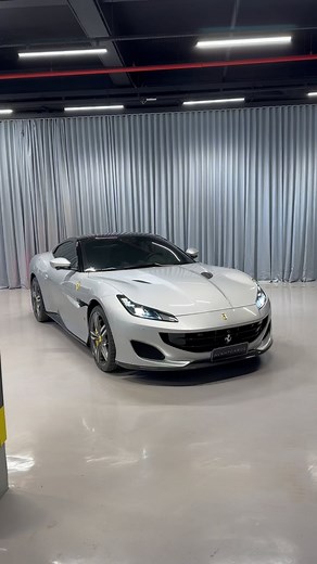 FERRARI PORTOFINO 2020 V8 3.9 BITURBO 600cv - 3.500km Extremamente versátil a Ferrari Portofino te entrega a performance de um V8 600cv com a usabilidade de um carro para o dia a dia e ainda é conversível e quatro lugares! Em uma belíssima configuração na cor Argento Nurburgring com teto Nero einterior Iroko. Configuração única no Brasil! Recém revisada na concessionária Via Itália, Full Ppf! Mais uma novidade Avantgarde! #avantgarde #ferrari #portofino | Avantgarde Motors