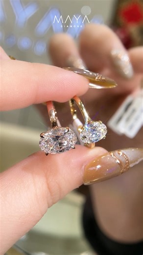 MAYA DIAMOND | 𝐎𝐯𝐚𝐥 𝐂𝐮𝐭 𝐃𝐢𝐚𝐦𝐨𝐧𝐝 – thon dài, mềm mại và luôn khiến ánh nhìn ở lại lâu hơn. Viên kim cương Oval trong thiết kế này tạo hiệu ứng tay gọn, ánh... | Instagram