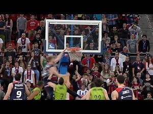 ¡Rebote-mate de Davis Bertans!