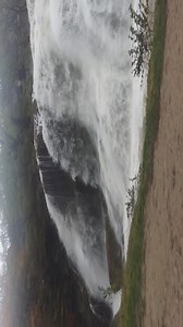 🌧 La météo est idéale pour alimenter les cascades du Jura, ici celle de Baume-les-Messieurs. Impressionnant ! https://www.jura-tourism.com/vivre-le-jura/visiter/patrimoine-naturel/cascades/ | Jura Tourisme