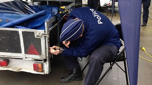 Opération gravure de remorque pour contrer la hausse des vols - RTBF Actus