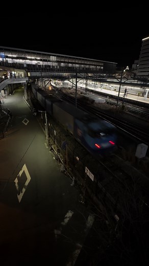 “Super Rail Cargo” is a high-speed freight train capable of traveling at 130 km/h. This train runs between Tokyo and Osaka in about 6 hours. #superrailcargo #train #freighttrain #m250series #jrfreight #osaka #japan #鉄道 #電車 #貨物列車 #スーパーレールカーゴ #m250系 #新大阪駅 #大阪 #日本