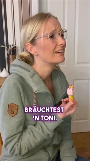 🎭 Kleiner Servicepost aus dem Künstleralltag „Ich hör deine Musik total oft auf Spotify!“ Mega lieb. Wirklich. 🫶 Davon kann ich mir ungefähr… einen halben Keks im Jahr kaufen. 🍪😅 👉 Wenn ihr echte Musik von echten Menschen unterstützen wollt: • kommt zu Konzerten 🎶 • kauft Alben, Downloads oder Merch 💿 • teilt unsere Sachen (ja, das hilft wirklich!) 🔁 Streaming = Reichweite Support = Miete zahlen 🙃 Danke an alle, die Musik nicht nur hören, sondern mittragen. Und ja: echte Musik. keine KI