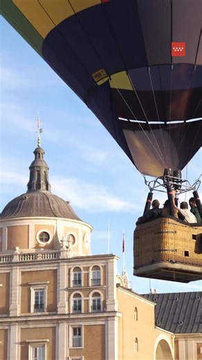 🌌 De #Aranjuez al cielo... en globo aerostático. Descubrimos uno de los paisajes más impresionantes del Real Sitio y Villa desde su Festival de Globos en la @ComunidadMadrid con @volarenglobo.ballooncompany. ¡Mira! 🎈 #VisitMadrid #TurismoMadrid #Aranjuez #FestivalDeGlobos | Turismo Madrid