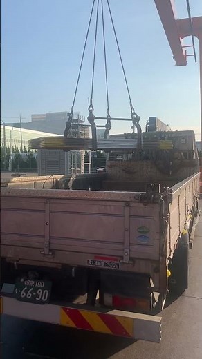 敷鉄板を門型クレーンにて積込みしている風景