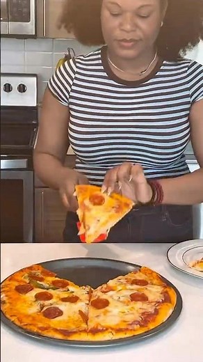 Delicious Pepperoni Pizza with Bell Peppers & Melted Cheese | Easy Homemade Recipe 🍕🧀
