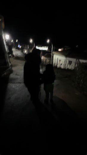 Hoy hemos salido a descubrir el pueblo al máximo detalle, qué maravilla. La app se llama Seeing AI. Descripción de la imagen; Lucia y Romeo utilizando la app. Se les ve a ellos 2, también el paisaje que describe.