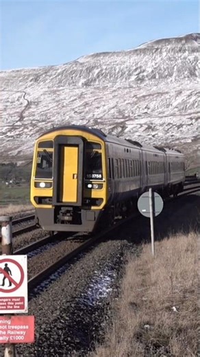 Class 158 arriving into Ribblehead with 2 tones #train #railwaycontent #trainspotting #railway
