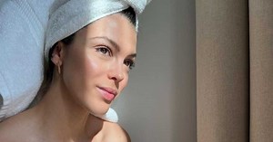 Visage gonflé le matin : le make-up artist d'Iris Mittenaere partage sa routine miracle pour y remédier en un flash