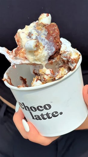 Chocolatte Mx on Instagram: "¿Y tu ya probaste los Brownie Cups de @chocolatte.mx? 🍫😍 Tenemos diferentes opciones para ti: 🤎Nutella 🤎Fresa nutella 🤎Fresa lotus biscoff con (chocolate blanco) 🤎Lotus biscoff 🤎Dulce de leche 🤎Caramel tortuga 🤎Kinder smore’s 🤎Oreo doble chocolate **Todos incluyen helado y crema batida Ven por tu favorito, por solo $89 ✨ Plaza Caralinda📍 Calle República de Panamá #300 Col. Las Américas (a un lado de Arteli Corona) Martes a Domingo 🕐9:00am a 9:00pm #chocol