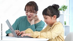 パソコンを見る母と娘