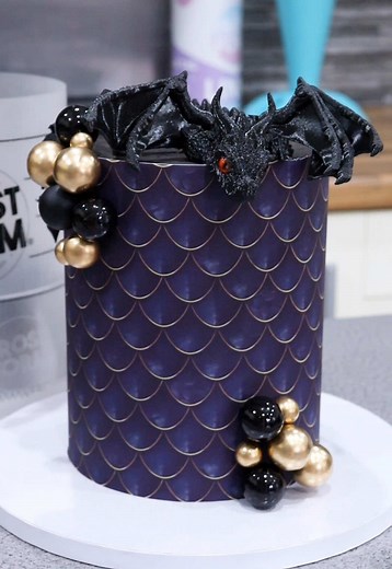 Make the most professional looking cakes with Frost Form, even if you’re beginner!! Use edible paper on the smooth surface of your Frost Form cake for the most impressive cakes! 🤗 Order Frost Form worldwide on www.frostform.com