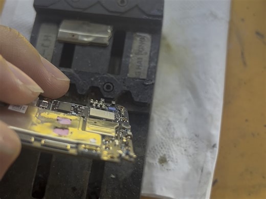 一加ACE2重摔主板变形，插卡无服务，打电话提示关闭飞行模式#安卓手机维修 #一加ACE2无服务 #一加ACE2不开机 #一加手机维修