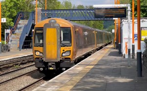 跨站不停车的西米德兰兹铁路 重联英铁172型柴油内燃动车组 （West Midlands Railway / British Rail Class 172）