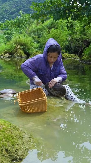 The entire process of collecting pearls from river clams #apxeongria #aitoloji #treasurehunt #digging #reels #pearlscollection #dailyfacts #treasure #performance #viral | Digging life