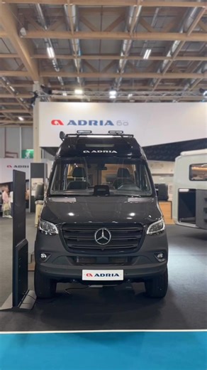 ⭐️ Le Mercedes Sprinter 4x4 débarque chez Adria. Deux modèles sont réunis sous l’appellation SuperTwin : le 600 SPB à lit transversal (5,93 m) ici présenté et le 700 SGX (6,98 m) à lit de pavillon électrique sur soute XL. De série, le fabricant slovène propose son modèle en configuration haut de gamme avec moteur 190 ch, BVA, pneus tout-terrain, jantes alliage 17’’, marchepied extra large, roue de secours, caméra 360 degrés, batterie lithium 100 Ah, réserve d’eau propre de 100 L, chauffage diese