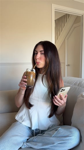 Un Nescafé freddo è il tuo alleato ideale per l’estate! Con soli 7 semplici ingredienti - Nescafé, acqua, latte, biscotti, sciroppo di zucchero, ghiaccio e una generosa montagna di panna – potrai creare una bevanda facile, rinfrescante e semplicemente irresistibile! ☕️ Sei pronto a provarlo? #recipeoftheweek #GoodfoodGoodlife #Goodbrands #NestléItalia | NESCAFÉ