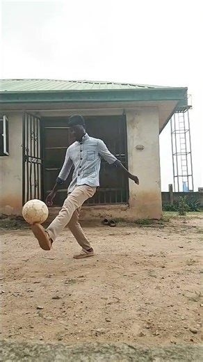 #footballfreestyle #freestylefootball #footballskills #footballshorts #sportvibes #viralfootball