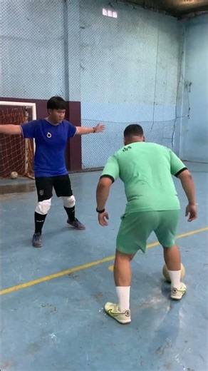 Drill distribution and cross L goalkeeper training