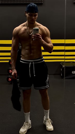 Sebastien Abrahám on Instagram: "1. Večer si napíšu 3 hlavní úkoly. Ne dvacet. Jen tři. Ty věci, který když udělám, můžu ten den označit za win. Díky tomu se ráno automaticky probudíš se směrem – už dopředu víš, co je důležitý. 2. Udělám si rozvrh jak ve škole. Fakt si vyplním každou hodinu od probuzení po spánek. Přestaneš pálit čas tím, že přemýšlíš „co teď“. Den začne působit strukturovaně, disciplinovaně a jednoduše. 3. Vstanu a jdu hned po nejtěžším úkolu. Ne po snídani. Ne po scrollování. 