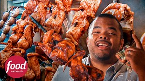 1.8M views · 32K reactions | Cuando Roger Mooking llega a este lugar, se sorprende con el asador de 3 metros estilo medieval con brochetas de acero, encuadrado en un altar para que los clientes vean cómo se cocina la carne. Luego de encender el fuego, prepararan las brochetas con salchichas, pollo especiado, costillas en salmuera y cabra. No te pierdas todo el proceso y como asan la carne. #CocinandoConFuego #Z | Food Network Latinoamérica | Facebook