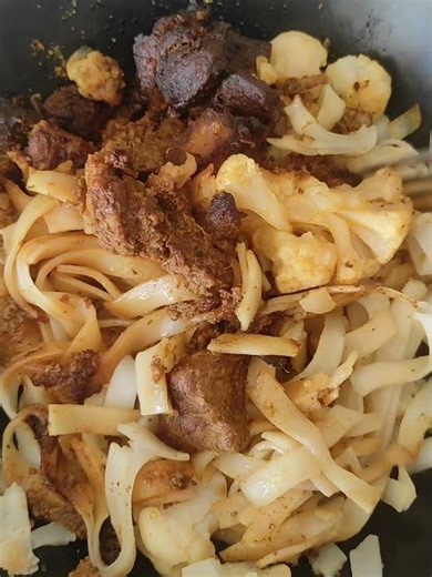 We finished off the leftover pork stir-fry in broad daylight 🐷