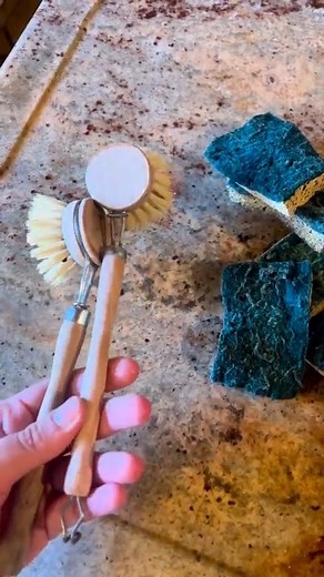 Hello ! 🤗Voilà quelques alternatives simples à adopter dans ta cuisine qui réduiront ton impact écologique et qui te feront faire de réelles économies !!! On consomme environ 30 éponges | Ophélie Bel
