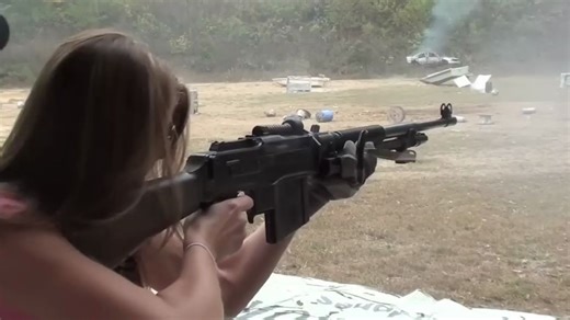 FN-D机枪全自动射击